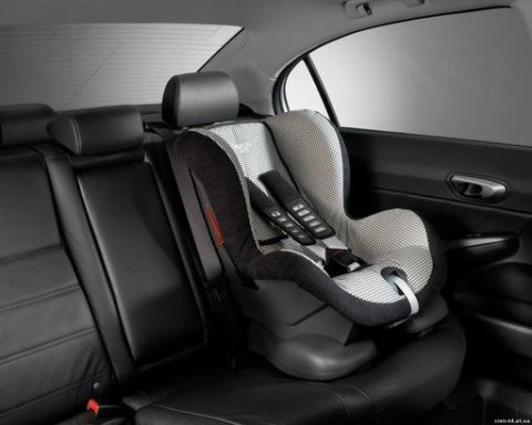 В Україні вводять штраф за перевезення дітей не в автокріслі. Скільки доведеться заплатити