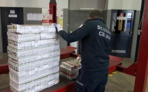 Водії українського автобуса везли до Польщі контрабанду сигарет