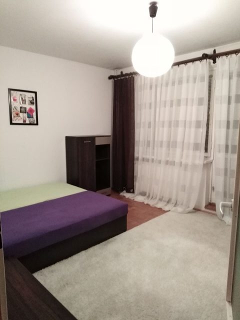 Здається кімната для сімейної пари.