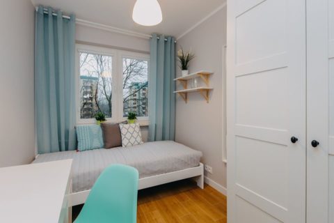 Od JUŻ słoneczny i klimatyczny pokój.