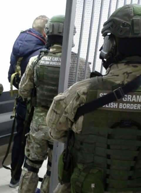 На кордоні з автобуса на Київ зняли імовірного вбивцю двох осіб. Українець тікав з Чехії