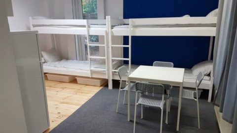Hostel obrzeżach Warszawy dla 25 osób.