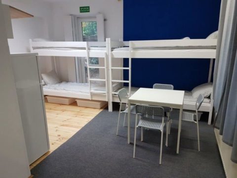 Hostel obrzeżach Warszawy dla 25 osób.