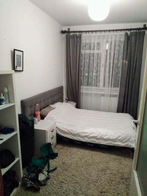 Здається кімната для сімейної пари.