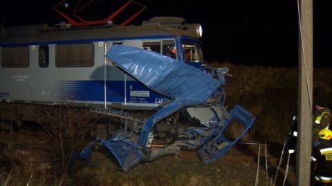 Чергова ДТП на переїзді: двоє українців виїхали на колію перед пасажирським потягом