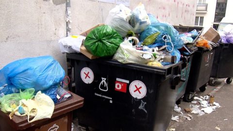 Переповнені сміттєві баки та вищі тарифи — мешканців Варшави вчать сортувати сміття