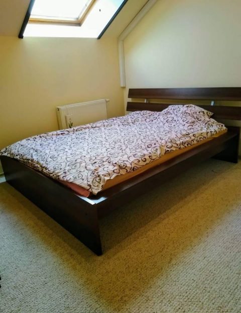 Здається кімната для сімейної пари.