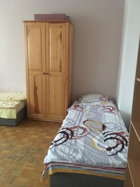 Вроцлав Сдаются места, в 3х местой комнате, для мужчин.