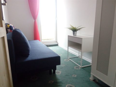 Pokój z balkonem ,niezależny jednoosobowy pokój .