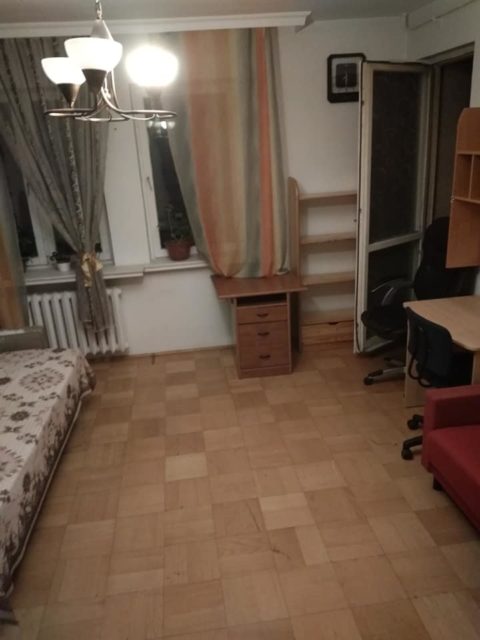 Велика кімната з балконом під ключ.