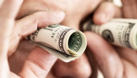 Під ялинку: в Україні та Польщі збільшилися мінімальні зарплати