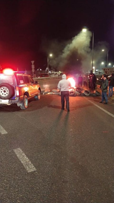 Заворушення на кордоні: перехід у Краківці заблокований – протестувальники палять шини (Відео)