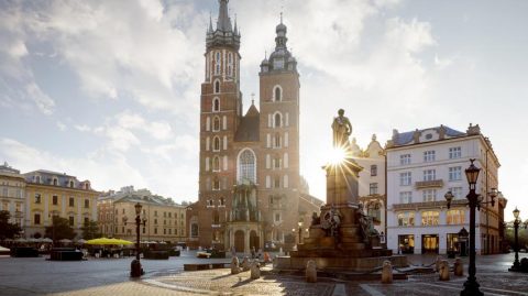 Дрон українця застряг на даху центральної базиліки Кракова. Довелося залучати спецтехніку