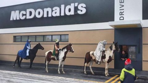 Три царі у черзі на McDrive. Мережу підірвали незвиклі фото зі святкової ходи (Фото)