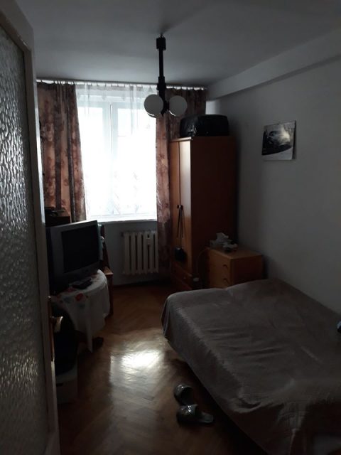 З 4.03. Здається непрохдна кімната в квартирі.