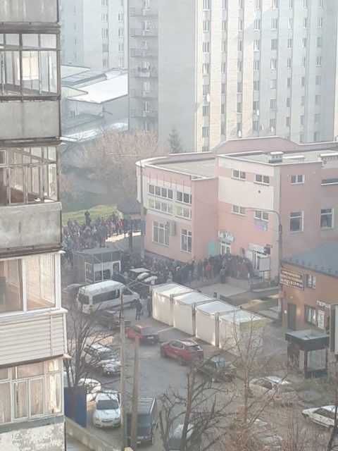 Заробітчани та карантин: сотні українців вишикувалися в черги до візових центрів(Відео)