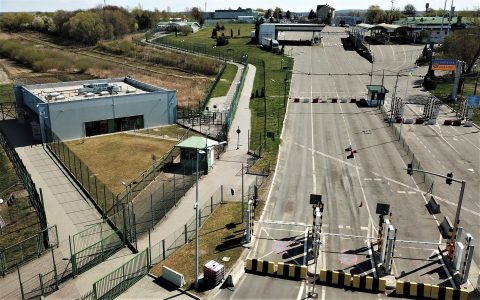 Рух через автомобільні пункти пропуску зменшився на половину за останній рік