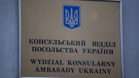 Українські консульства в Польщі частково відновлюють роботу за попереднім записом і з дотриманням правил