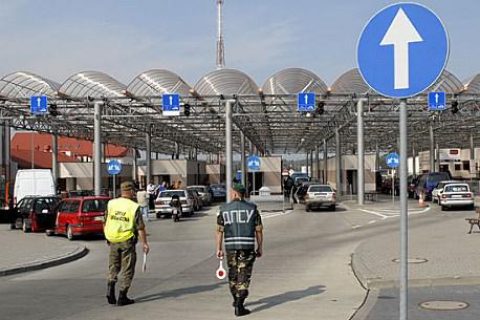 Україна відновлює роботу одного пункту пропуску на кордоні з Польщею
