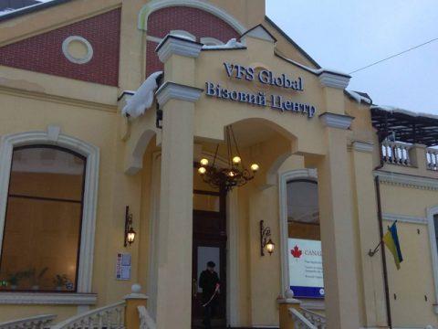У Львові відновлюють роботу візові центри
