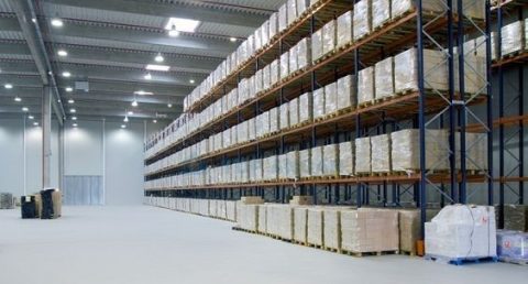 Работник на складе Żabka, с местом для карантина. Под Катовицe