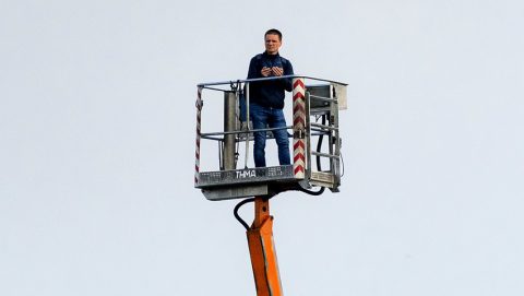 Орендував кран аби повболівати за улюблену команду