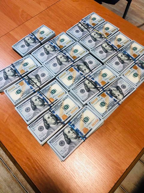 Понад 220 тисяч доларів не пройшли кордон в Україну: несуть в кишенях, а як не влазить то пхають у рюкзак