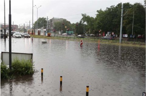 У Польщі внаслідок негоди у низці міст підтоплення, є загиблий