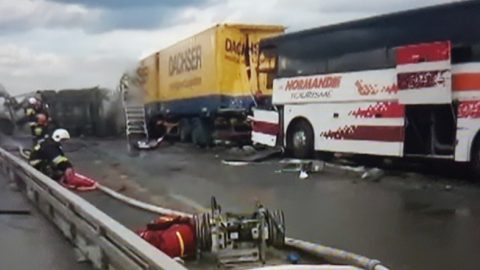 У Польщі ДТП за участі автобуса і 2-х вантажівок, понад 20 постраждалих