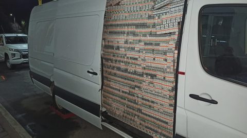 “Дипломат” намагався провести через кордон повний бус сигарет (Відео)