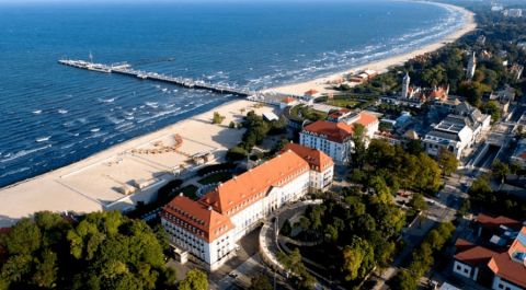 Сопот у червоній зоні. “Одна безвідповідальна поїздка людей похилого віку”.