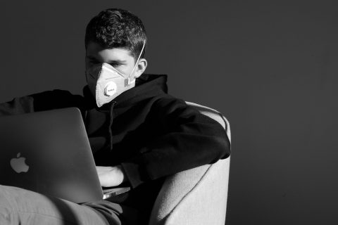 Як отримати допомогу по хворобі для осіб, які підлягають обов’язковому карантину після перетину кордону?